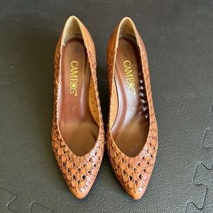 Vintage leather woven pumps